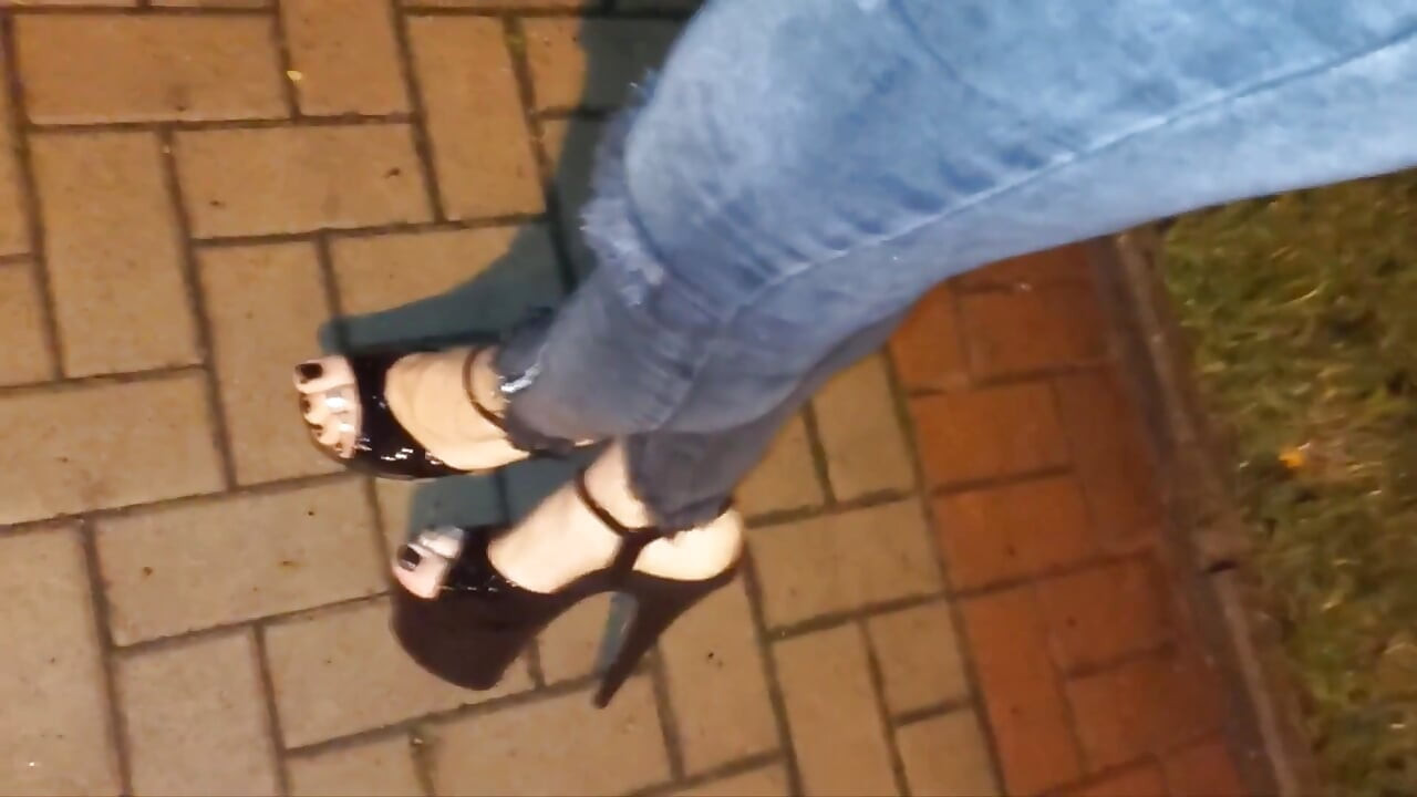 Crossdressing - Striptizeta u štiklama i uske traperice