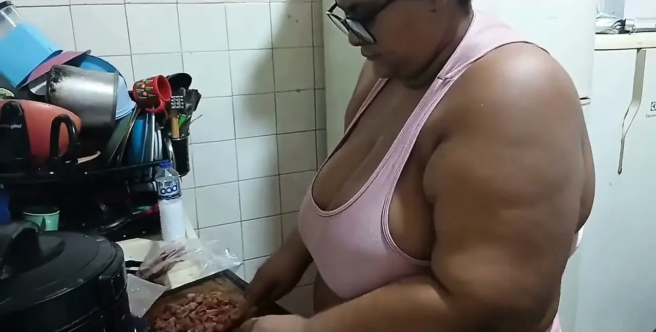 Stepmother in the Kitchen, Fucking Until She Gets a Lot of Cum in Her Mouth.