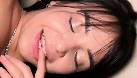 Я обожаю, как эта брюнетка разбивает мою тугую киску, у меня есть