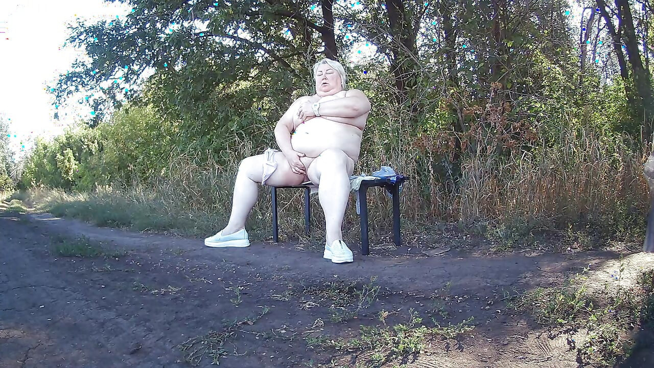 Svekrva u parku se skida i masturbira do orgazma na klupi