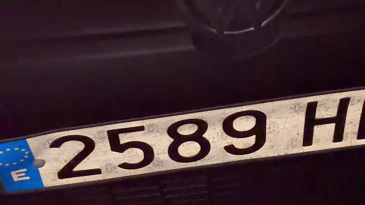 V noci šukám své auto vedle veřejné silnice