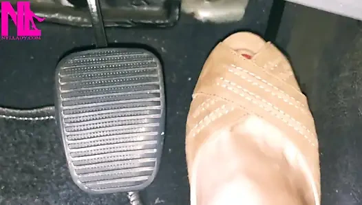 Revving und Fahren in hellbraunen Peeptoe-sandalen