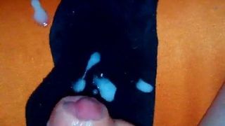 Éjaculation sur des chaussettes noires