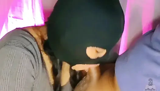 Penggoda pakai masker bikin cowok ini meledak (tidak terkontrol)