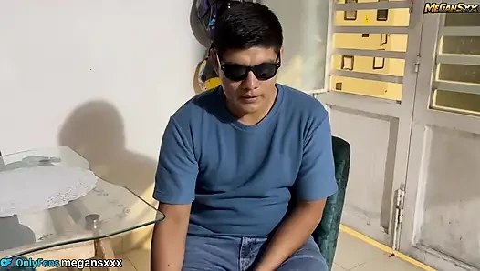 Tetangga menutup mata untuk meniduriku sangat kaya.