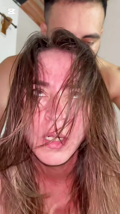 סקס תוצרת בית עם בוגרת סקסית שמזדיינת עם הלבשה תחתונה וחוטיני נכנס אמא חורגת אמיתית עם ציצים גדולים