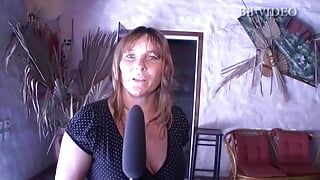 Orgía con dos milfs frente a una entrevista en la piscina entre sexo y orgasmos