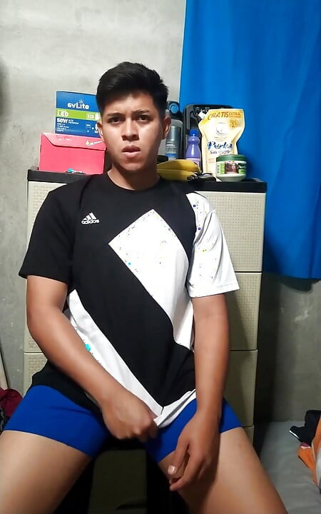 Алан Tokers мастурбує у своїй кімнаті 1