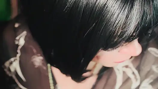 Готеса в кожаных перчатках Tina Snua курит сигарету из пробки 100 - OMI OME Snap вдыхает дрейфующий дым