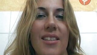 Prsatá blonďatá MILFka z Německa si holí kundičku po sexy masturbaci