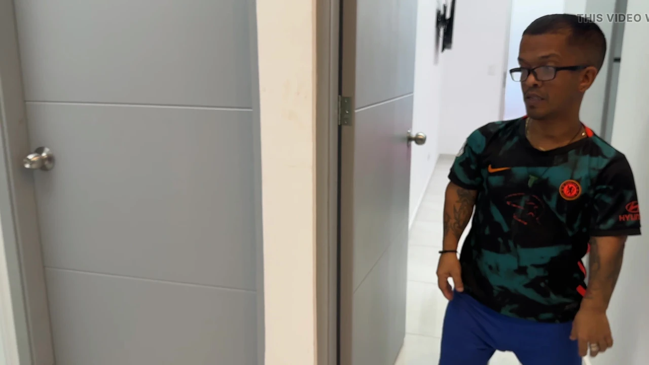 Genç ve çekici masajçı, küçük müşterisinin karısına sert bir sevişme yapıyor. Gerçek Ev Yapımı Sekste Olana Kadar