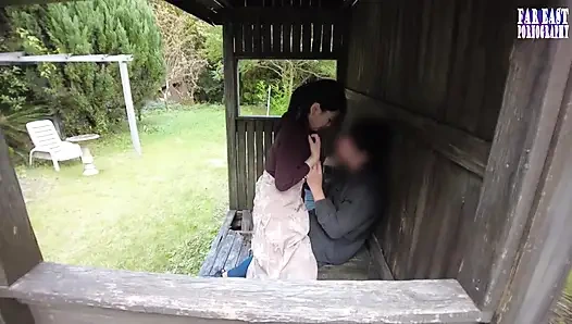 Cewek sange ini menggoda pria dengan rok mini ini sampai klimaks saat dia tenggelam - 2