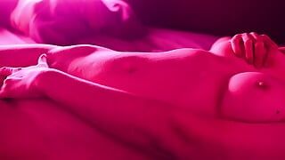 Der teenager masturbiert auf seinem bett zur Neon