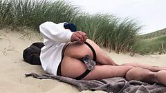 I let strangers watch me fucking my ass with two dildos and cum for them on the beach