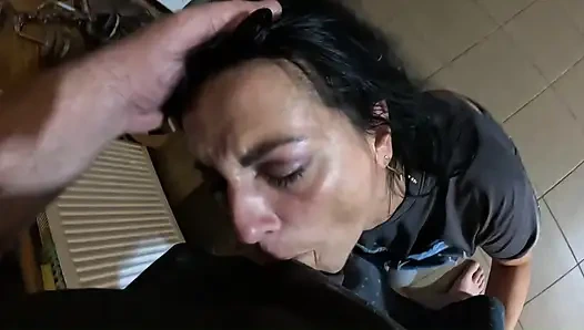 Tante seksi ini nyepong kontol sampai tenggorokan dan toketnya dientot habis-habisan sampai dicrot di dalam