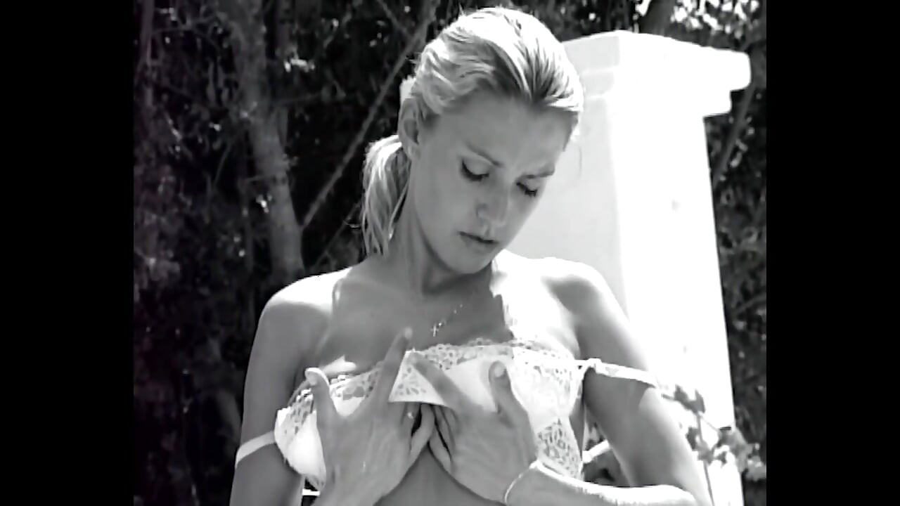 Remaja sempurna berbogel dan menjolok pepek ketat