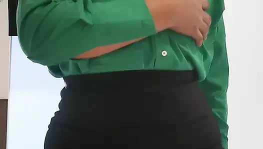 Guru wanita itu bersama, jadi dia bergegas pulang untuk mencari pacarnya.