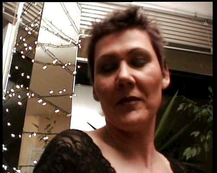Une salope allemande coquine se rase la chatte dans une scène solo