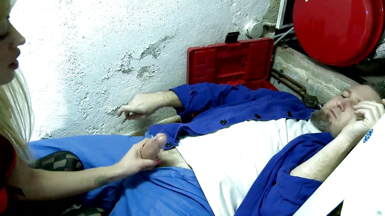 Tetovirana plavuša s velikim kurcem sisa pičku, jebe pičku i liže pičku u poziciji 69