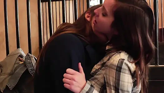 İki güzel genç kız ahırda