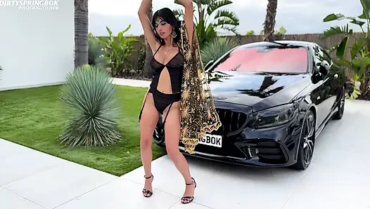 Müslüman kötü kız arabanın üstünde kendini sikiyor