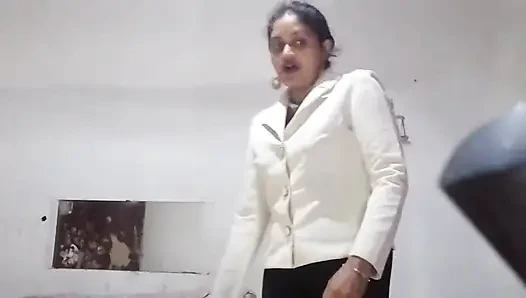 Gerçek hizmetçim sutyensiz beni baştan çıkarıyor