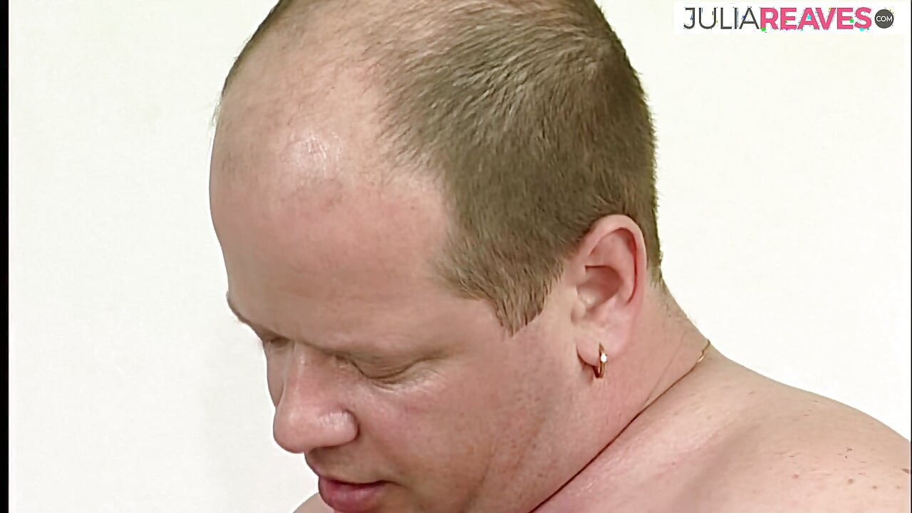 Une blonde suce une énorme bite jusqu'à une éjaculation dans la bouche