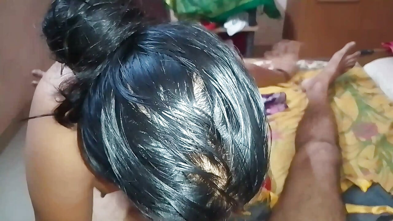 Dona de casa indiana chupa e lambe o pênis do marido