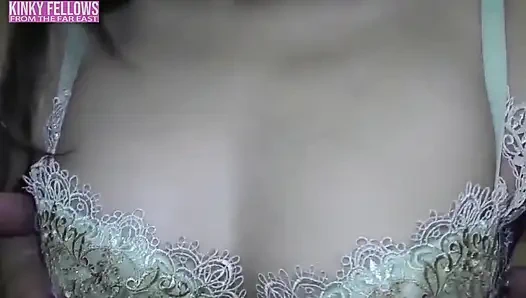 Hala çekici bir adamı hediyeyle duş alıyor, asla öğrenemeyen evli kadın