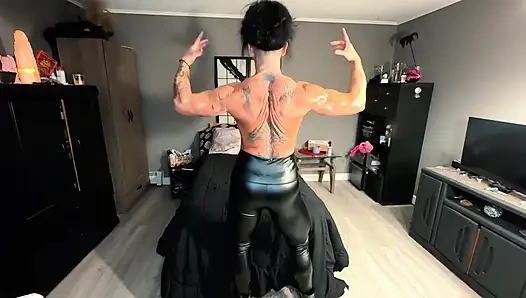 Kandys befiehlt deine ladung in ihre lederhose