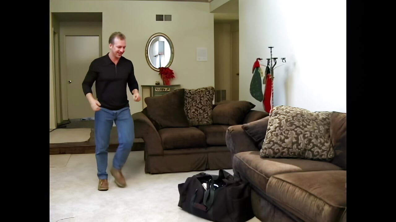 בחורה יפה עם כוס צר ומתוק נדפקת חזק על ידי זין גדול