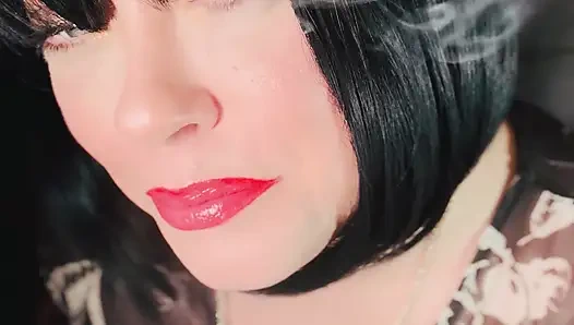 Tina snua si cewek gotik dengan sarung tangan lagi asik merokok pakai gabus 100 - oMI OME snap menghirup asap hanyut