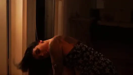 Sinnliche Latina macht Striptease bei wenig Licht