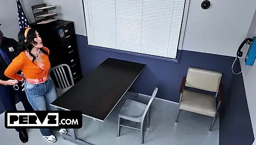 Täter wiederholen emerald loves wird beim ladendiebstahl erwischt und faces in runde zwei