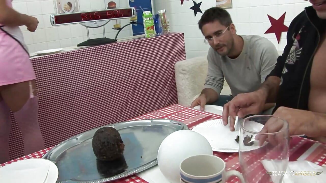 Garson kız bir iş arkadaşı ve birkaç müşteriyle grup seks yapıyor