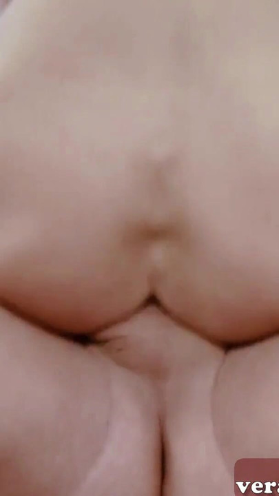 Napaljena nemačka mršava plavokosa milfa zavodi majstora | Klip 3