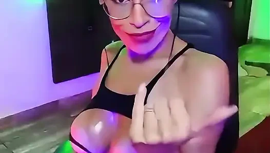 Böyle bir şey hiç görmemişsiniz: çıplak, terli ve yağlı esmer Natzinha.