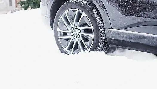 Yardım et, arabam karda mahsur kaldı.