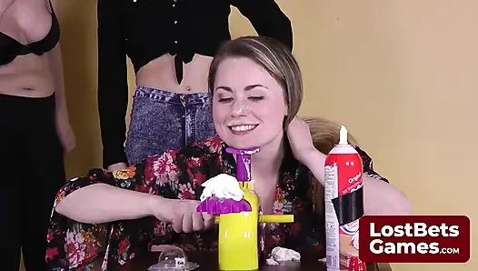 Pecundang strip facial menjadi hadiah decadent