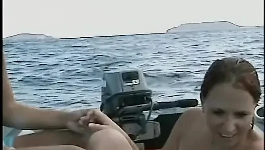 Geiles rothaariges schätzchen fingert muschi am wilden strand