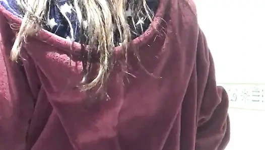 Cewek ini muasin memeknya sampai orgasme di kamar mandi!