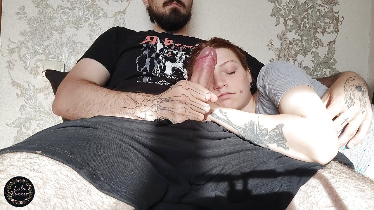 Kız erkek arkadaşının kucağında domalıyor ve ağzından sikiliyor