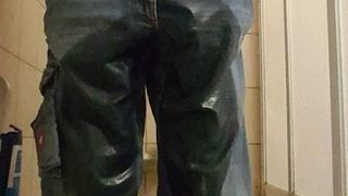 Мокрые джинсы Писсинг в джинсах