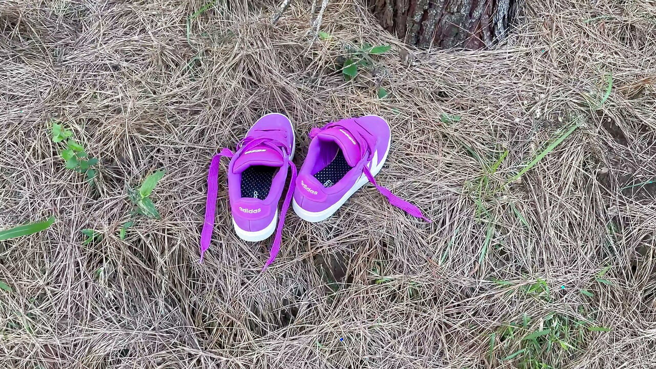妻の新しいピンクのアディダススニーカーを履いたまま、公園で野外セックスして中出し。最初の一発目は彼の上にぶっかけた