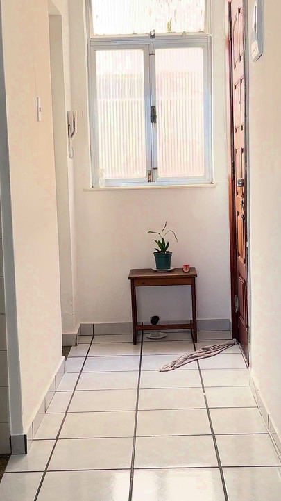 技術者がインターホンを直しに来た...そして仕事の途中で私とセックスすることになった