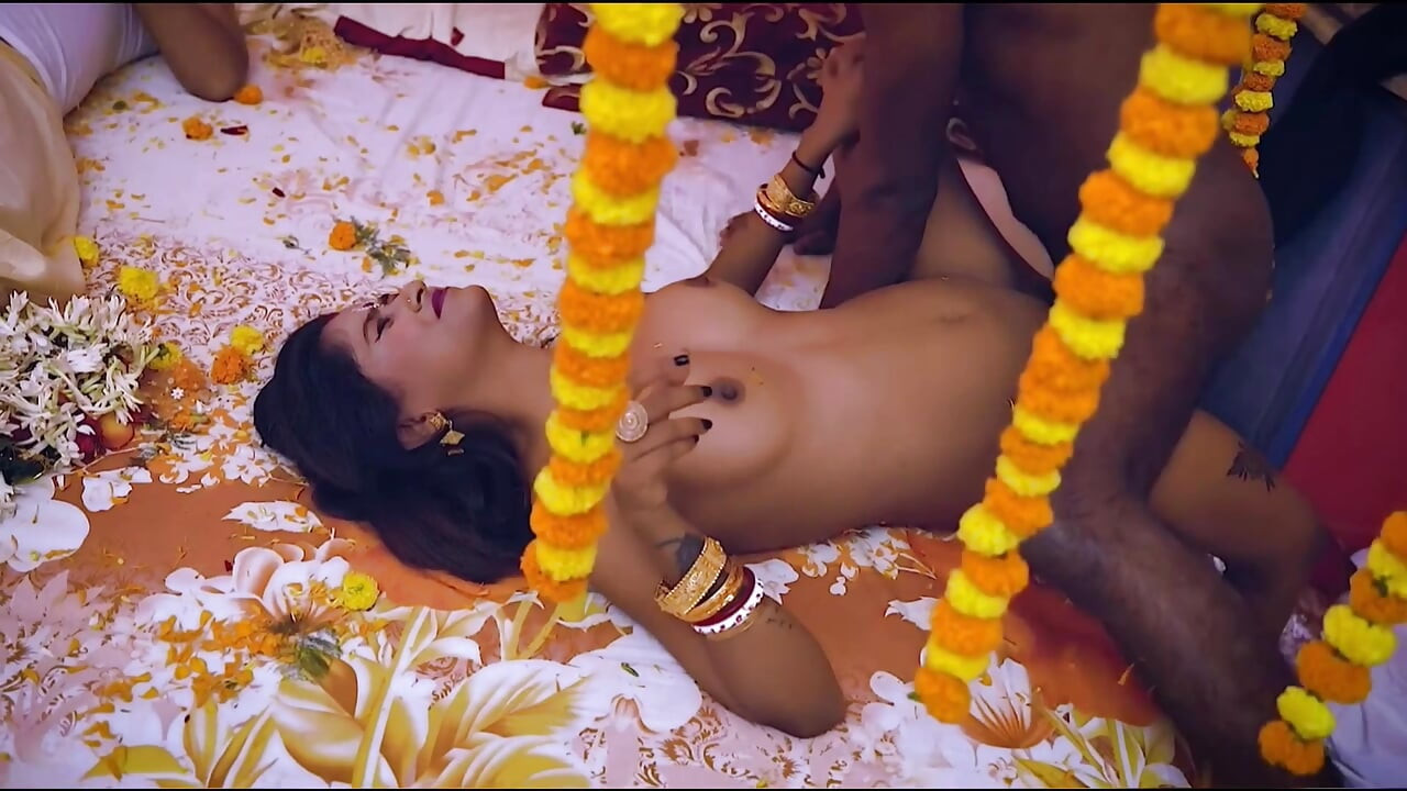 Suhagraat me pati ko behoshh karke boyfriend se chudwae