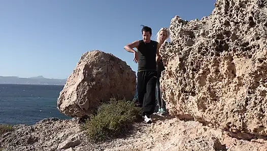 Йога-секс на улице на улице для молодой блондиночки