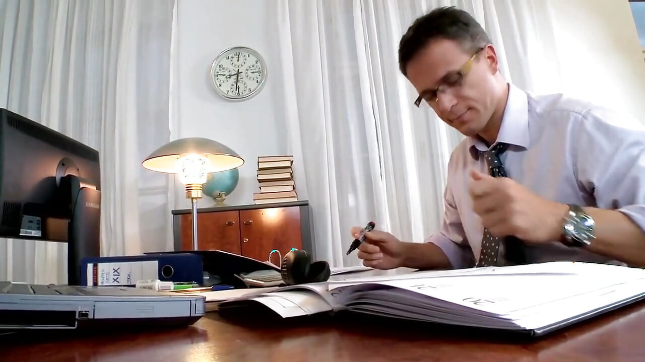 사무실 섹스를 즐기는 금발의 비서 다리