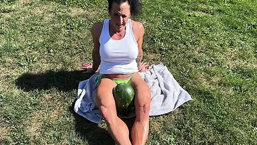 Kaslı orta yaşlı seksi kadın kandys karpuz ezme hakimiyeti