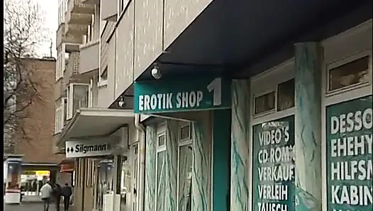 Erotik dükkanda çalışan kız sikimi emiyor